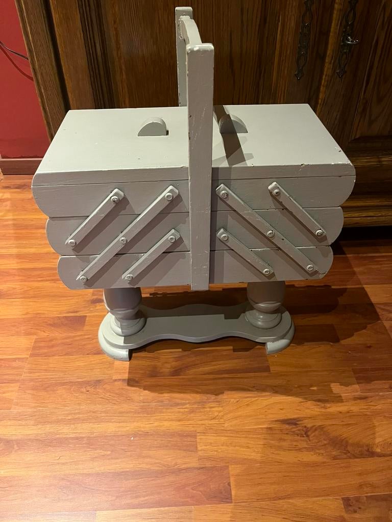 Boîte à couture pliante vintage en bois sur pieds, Enlèvement, Utilisé