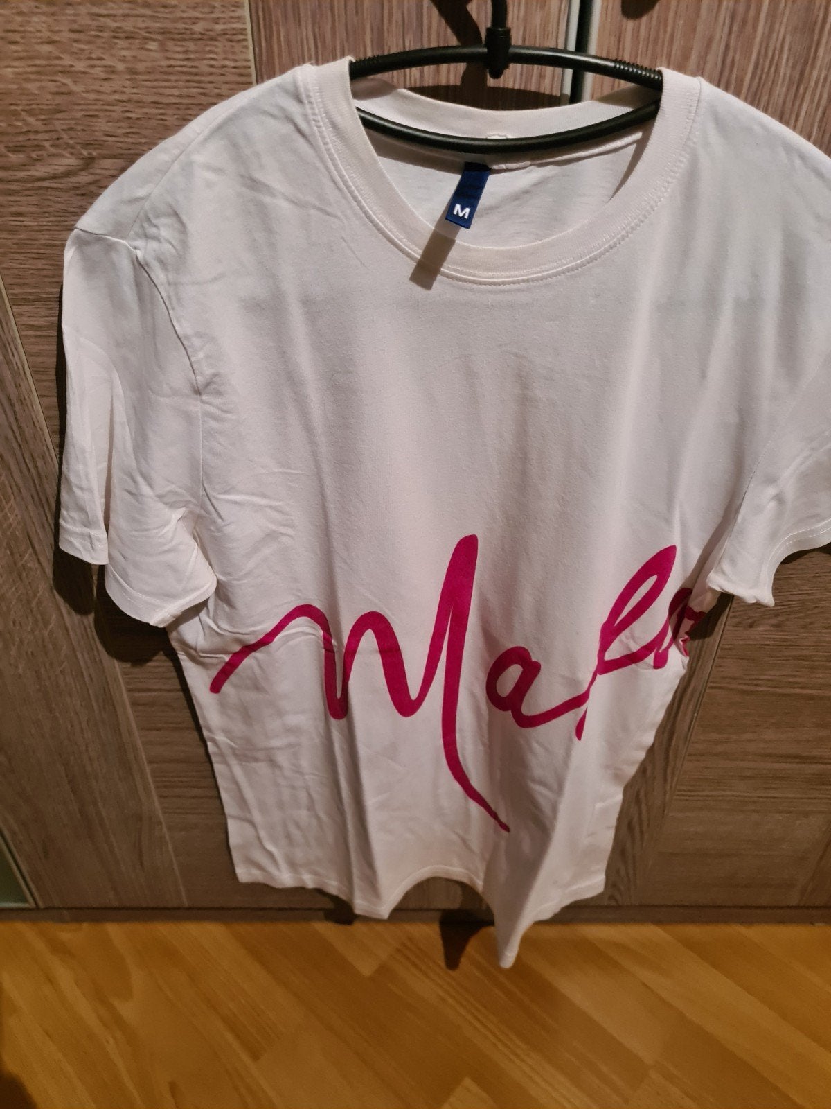 Concertpromo van Madonna met verschillende shirts, Rood