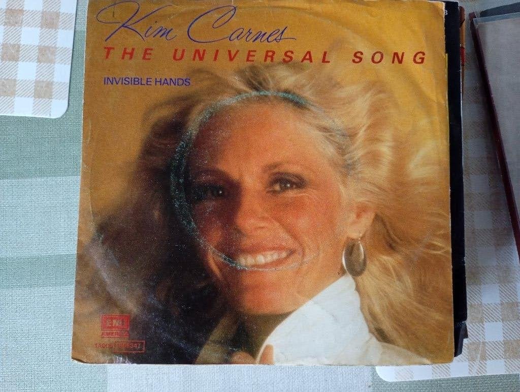 Kim Carnes - The universal song, Gebruikt, Verzenden, 7 inch, Fotohoes