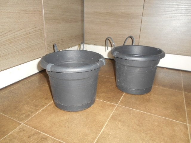 2 pots de fleurs suspendus gris foncé avec crochet, Jardin & Terrasse, Enlèvement ou Envoi, Comme neuf, Rond, Synthétique