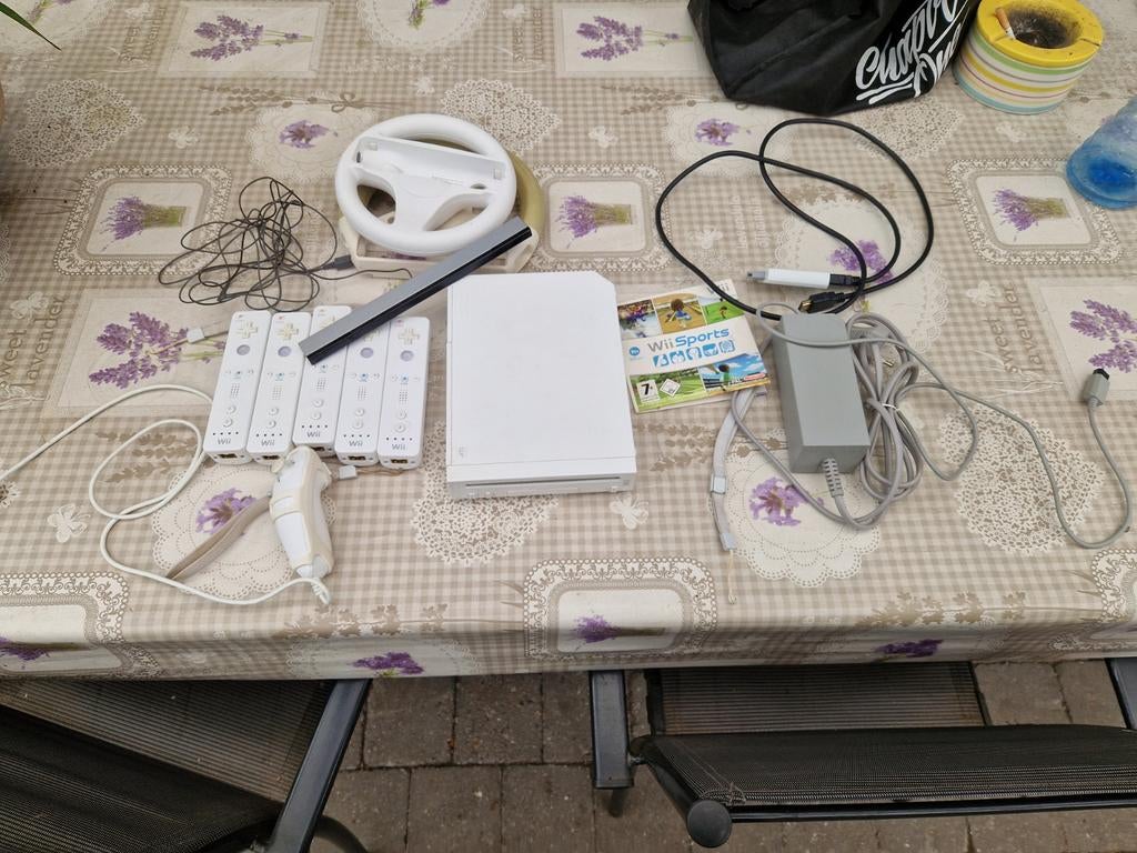 Nintendo wii goede staat 30 euro 5 controlers, Ophalen