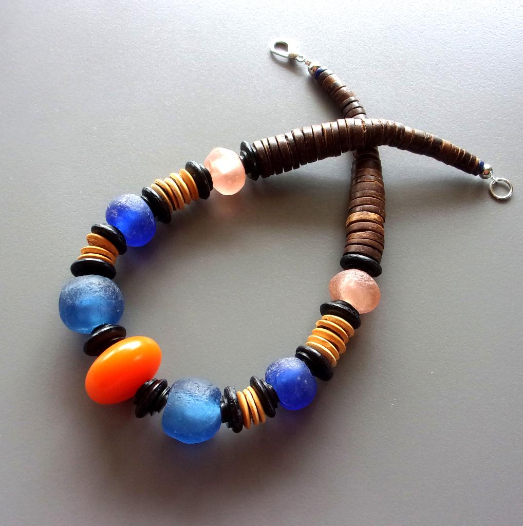 Afrikaanse ketting blauw en honing in glas, koko, bakeliet, Handtassen en Accessoires, Kettingen, Nieuw, Overige materialen, Blauw
