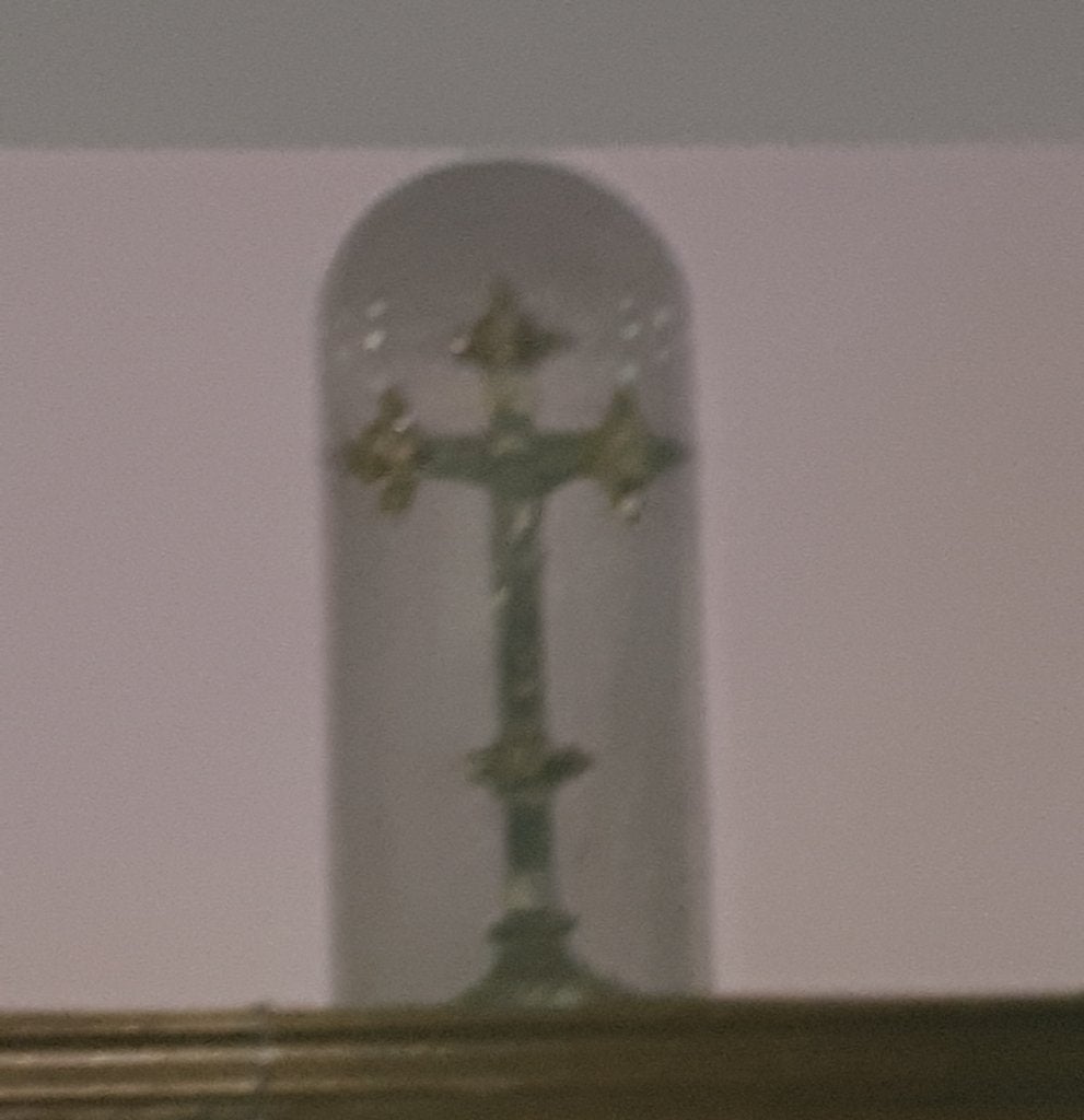 Kruisbeeld onder stolp, Ophalen