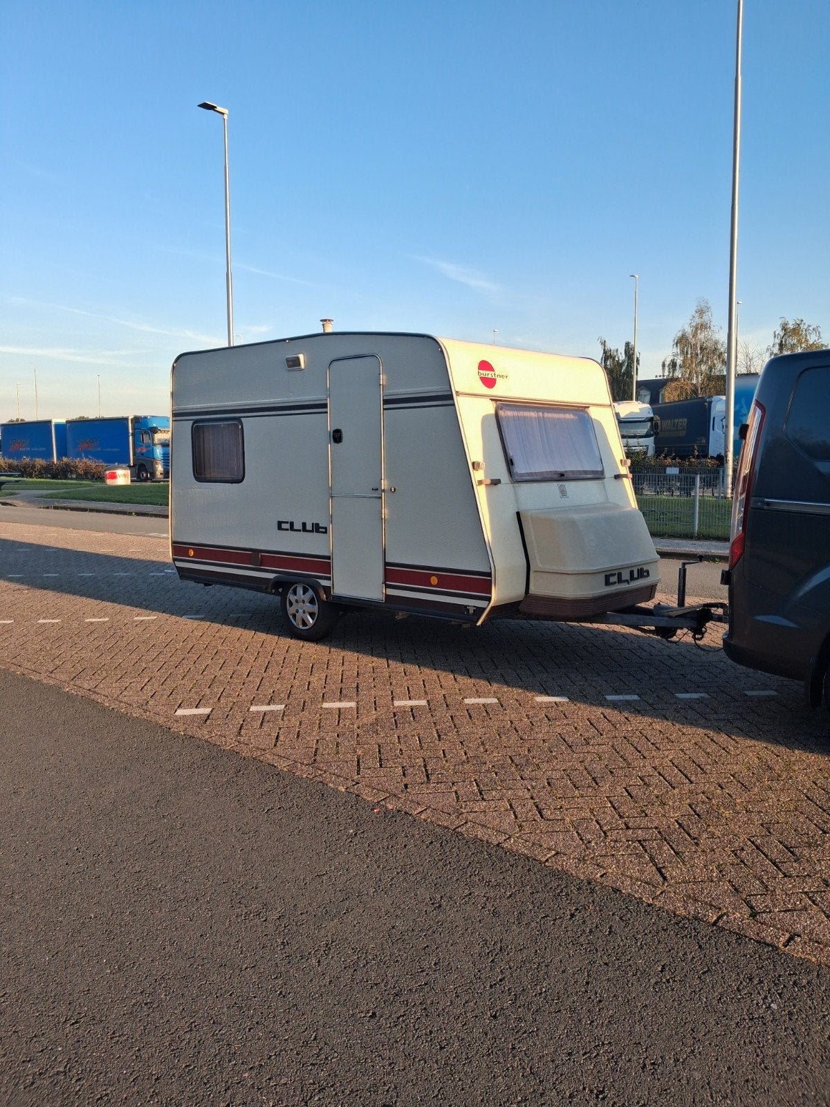 caravane Burstner Club -750 kg, 3 personnes en parfait état , Particulier