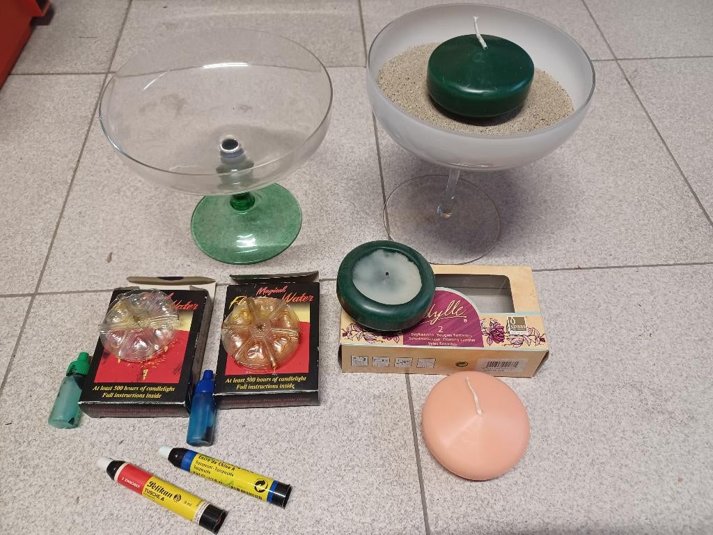 2 glazen schalen op voet voor (drijf)kaarsen met extra's, Huis en Inrichting, Ophalen, Schaal, Rond, Glas