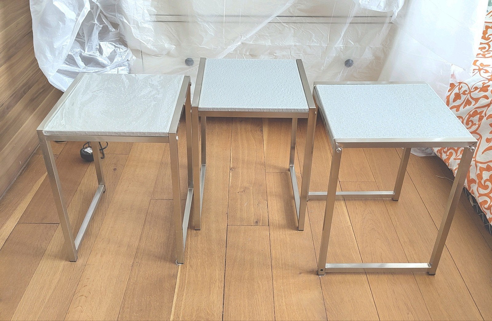 Set van 3 bijzettafels van struisvogelleer en staal, Huis en Inrichting, Tafels | Bijzettafels, Ophalen, Minder dan 45 cm, Minder dan 55 cm