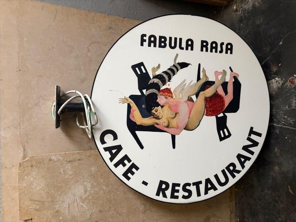Lichtreclame uithangbord Fabula Rasa, Ophalen