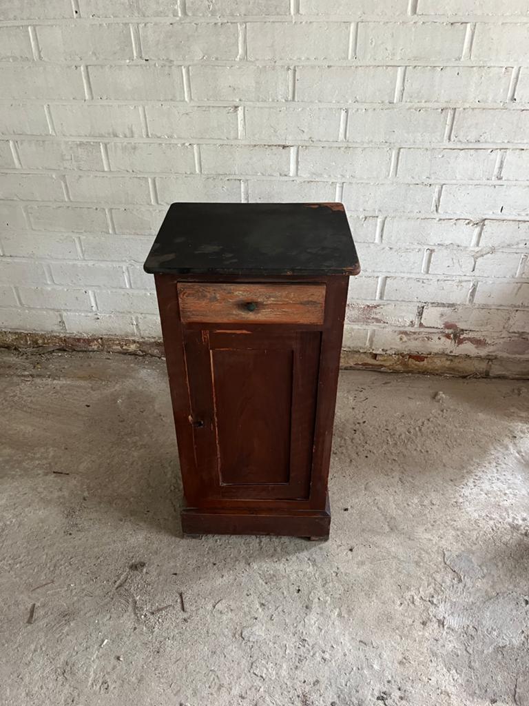 Table de chevet/armoire vintage en bois avec tiroir et porte, Enlèvement, Comme neuf