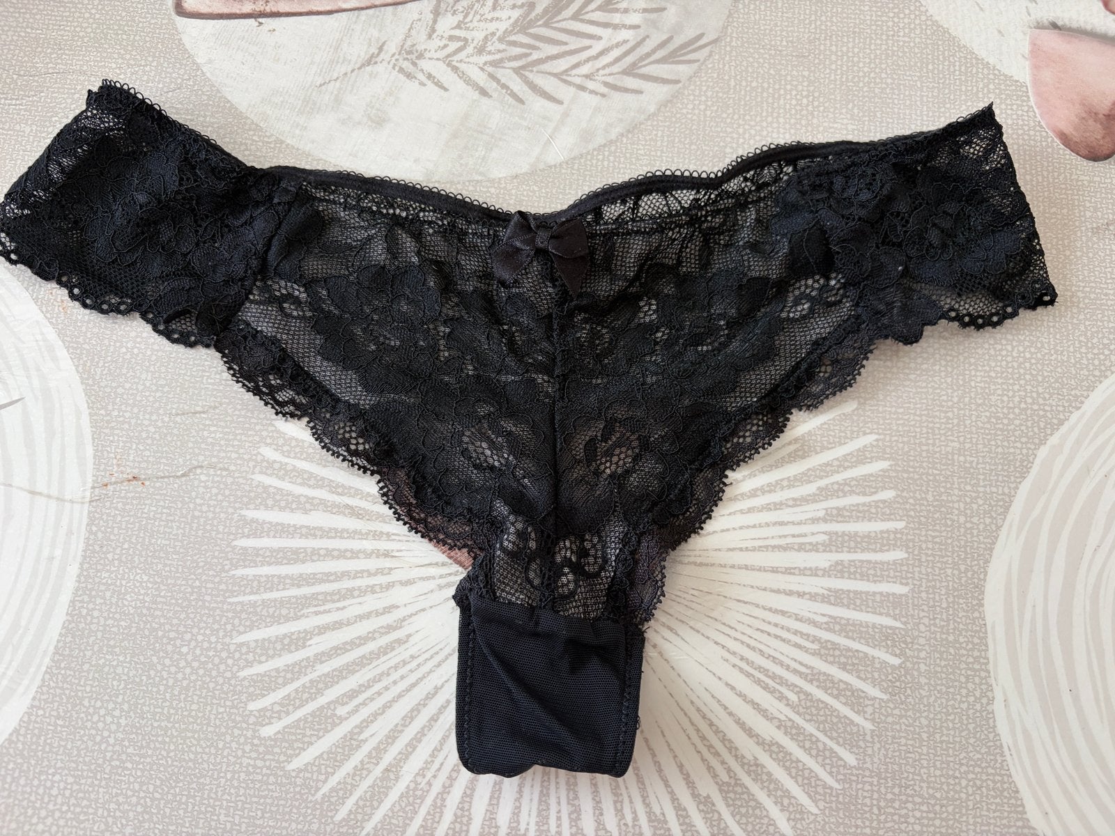 S/M zwarte Braziliaanse string/slip, helemaal van kant, Kleding | Dames, Ondergoed en Lingerie, Ophalen of Verzenden, Zwart, Setje