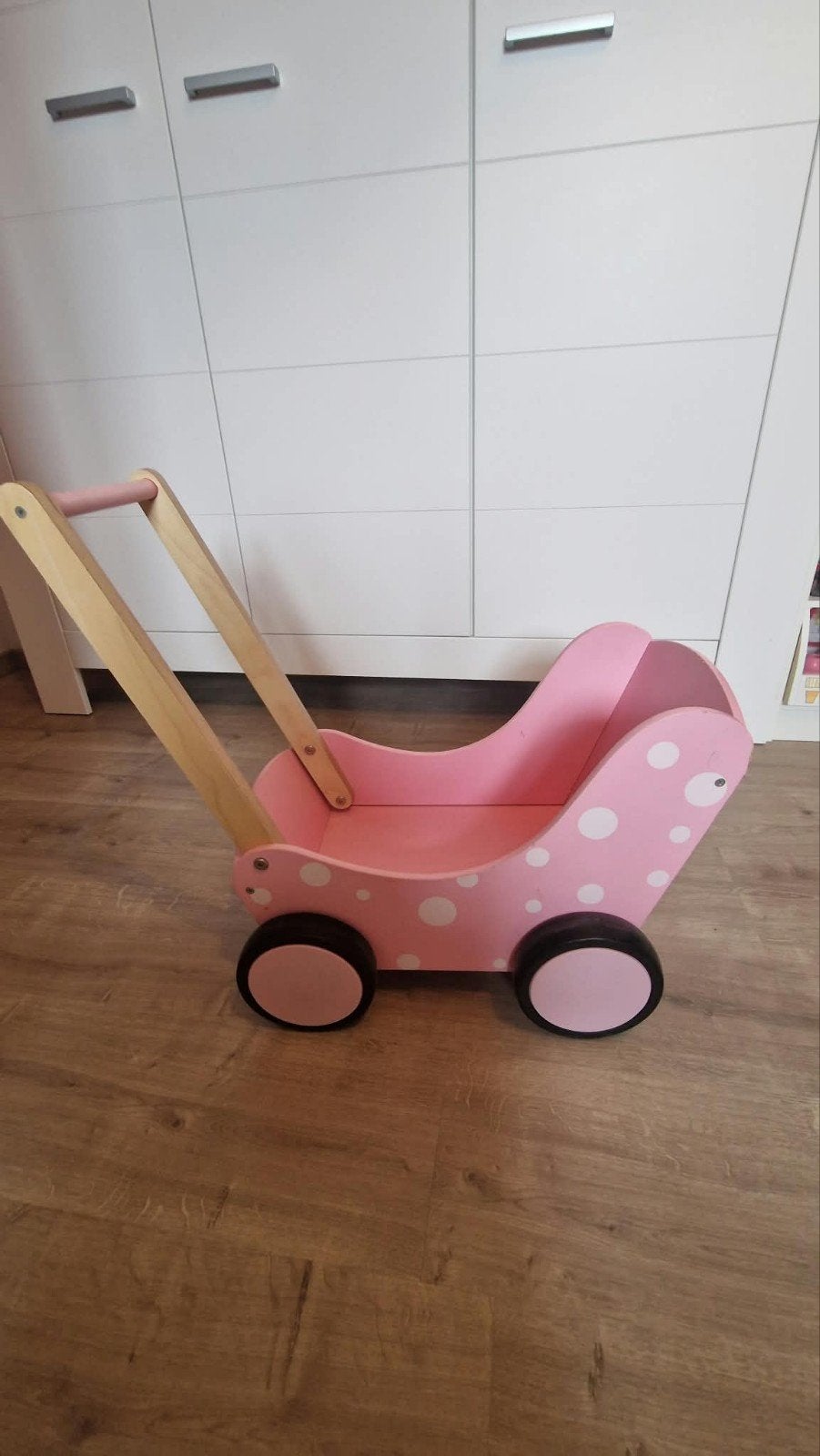 Houten roze poppenwagen, Ophalen, Zo goed als nieuw, Rij- of Hobbelspeelgoed