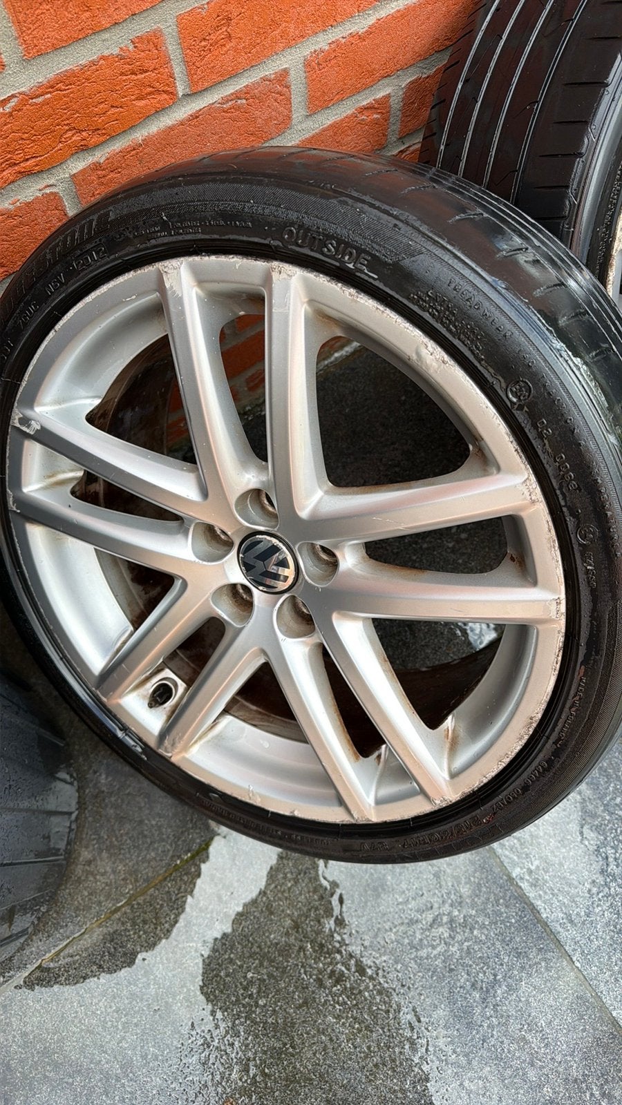 Vw velgen 17 een band kapot en borduur schade, Auto-onderdelen, Banden en Velgen, Ophalen, 17 inch, Velg(en)