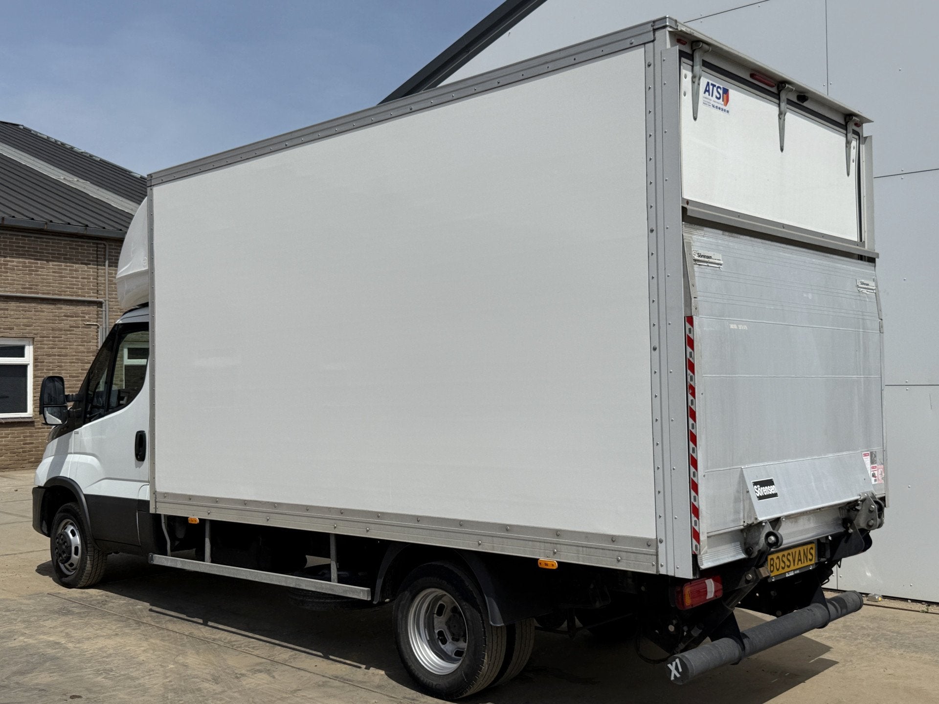 Iveco Daily 35C16 3.0 Laadklep Zijdeur Climate control Cruis, Auto's, Bestelwagens en Lichte vracht, Gebruikt, Zwart, 4 cilinders