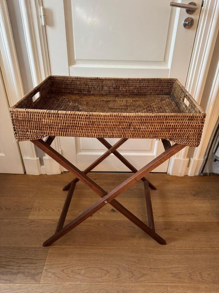 Rattan BUTLER TRAY dienblad op voet sidetable bijzettafel, Ophalen of Verzenden, Gebruikt, Bruin, Hout
