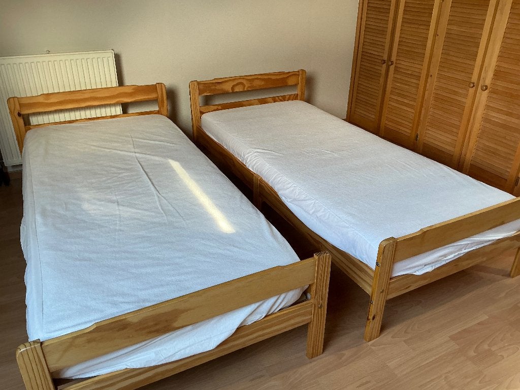 2 houten eenpersoonsbedden met matras, Huis en Inrichting, Ophalen, Gebruikt, Eenpersoons, Bruin