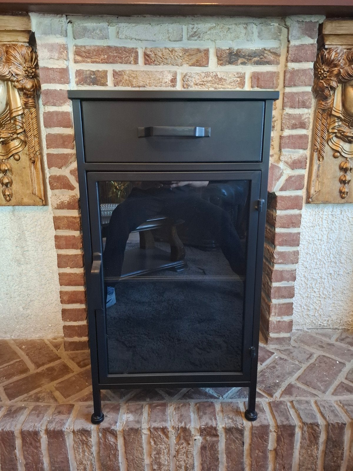 2 stuks Zwart ijzeren nachtkastjes met glas, Huis en Inrichting, Ophalen, Minder dan 45 cm, Metaal of Aluminium, Zo goed als nieuw