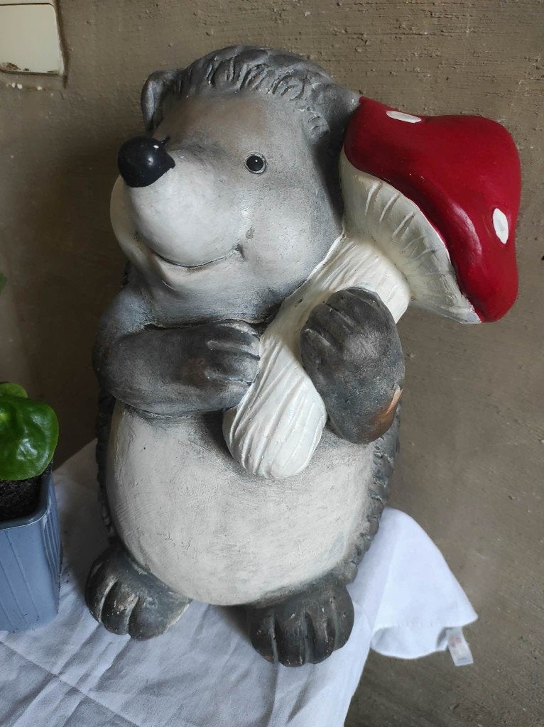 Grande statue hérisson avec champignon, Enlèvement, Utilisé, Autres matériaux, Animal