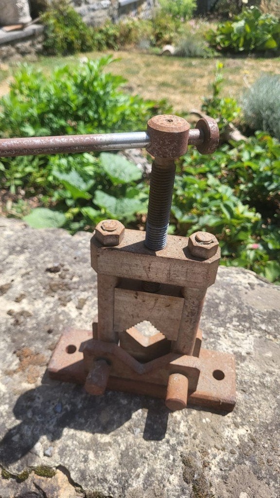 Ancien étau à tubes / étau de plombier en acier, Bricolage & Construction, Établis, Enlèvement, Utilisé, Étau