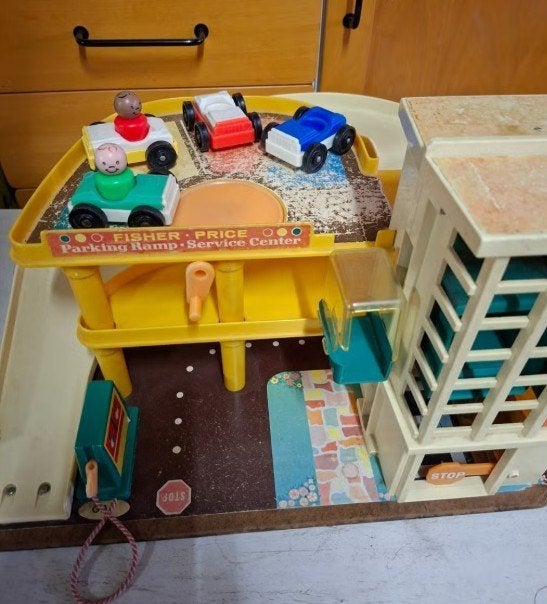 Fisher price garage 4 autokes, Kinderen en Baby's, Ophalen, Gebruikt