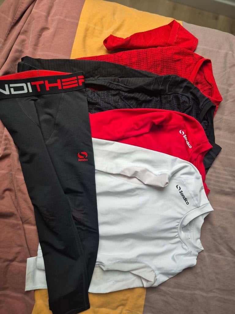 thermische onderkleding: 4 bloesjes-1broek/Sondico 7-8 jaar, Sports & Fitness, Football, Enlèvement ou Envoi, Pantalon