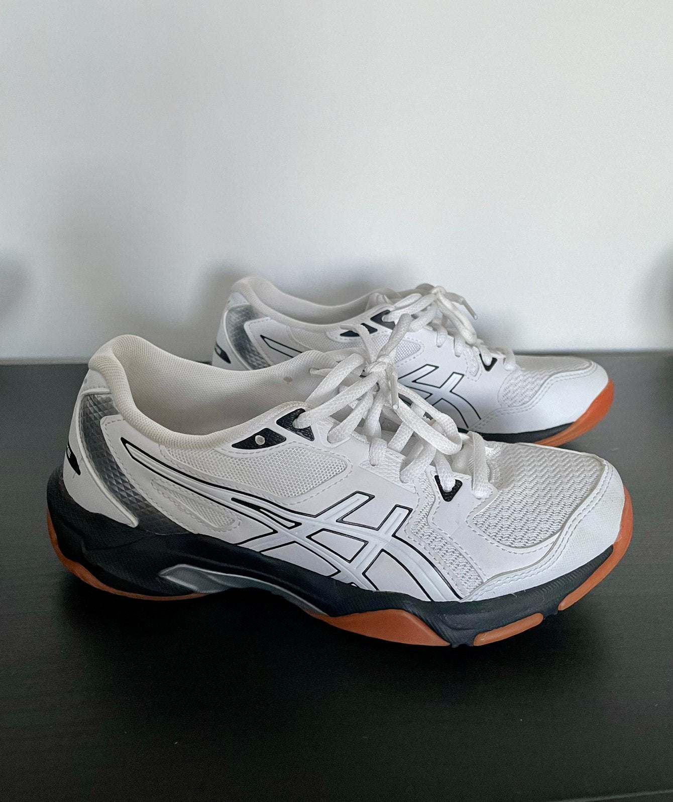 ASICS schoenen met gel spikes voor binnen., Ophalen of Verzenden, Zo goed als nieuw, Schoenen