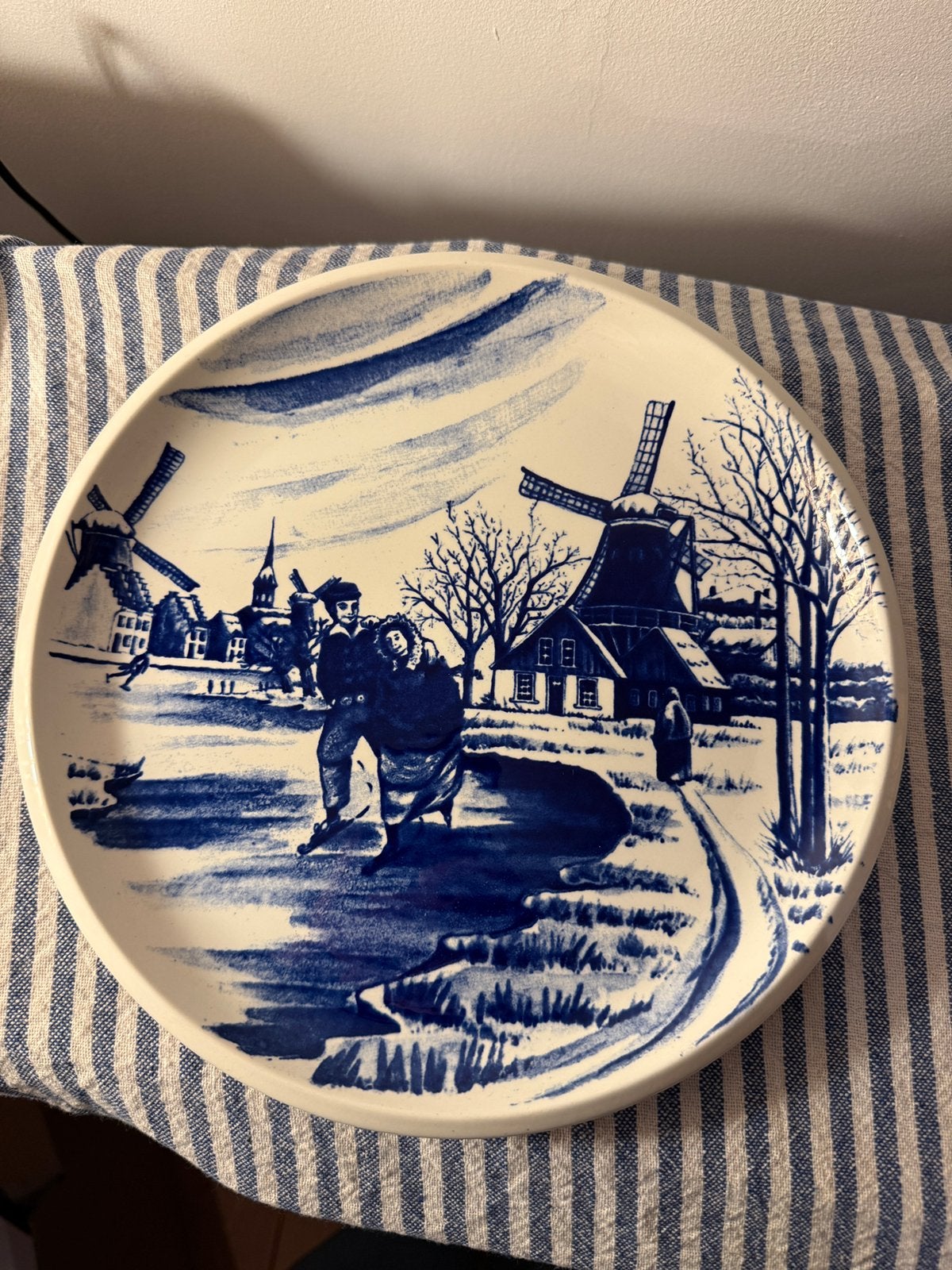 Assiette murale vintage Boch Belgium Delft — Scène d'hiver, Antiquités & Art, Enlèvement ou Envoi