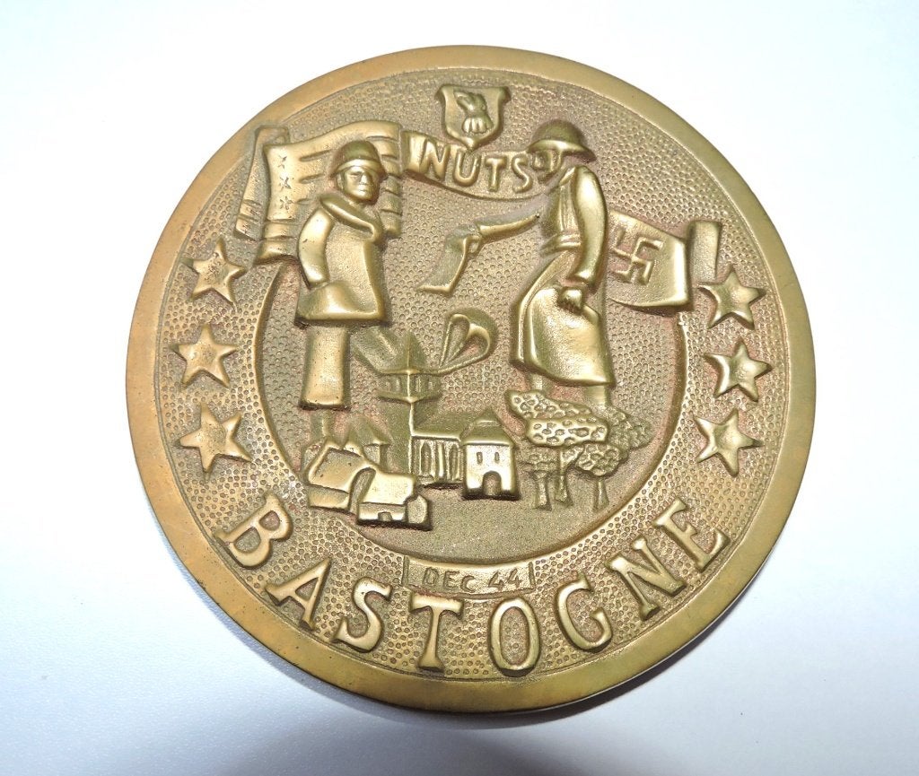 1945 BASTOGNE NUTS BLASON BRONZE original, Enlèvement ou Envoi, Autres