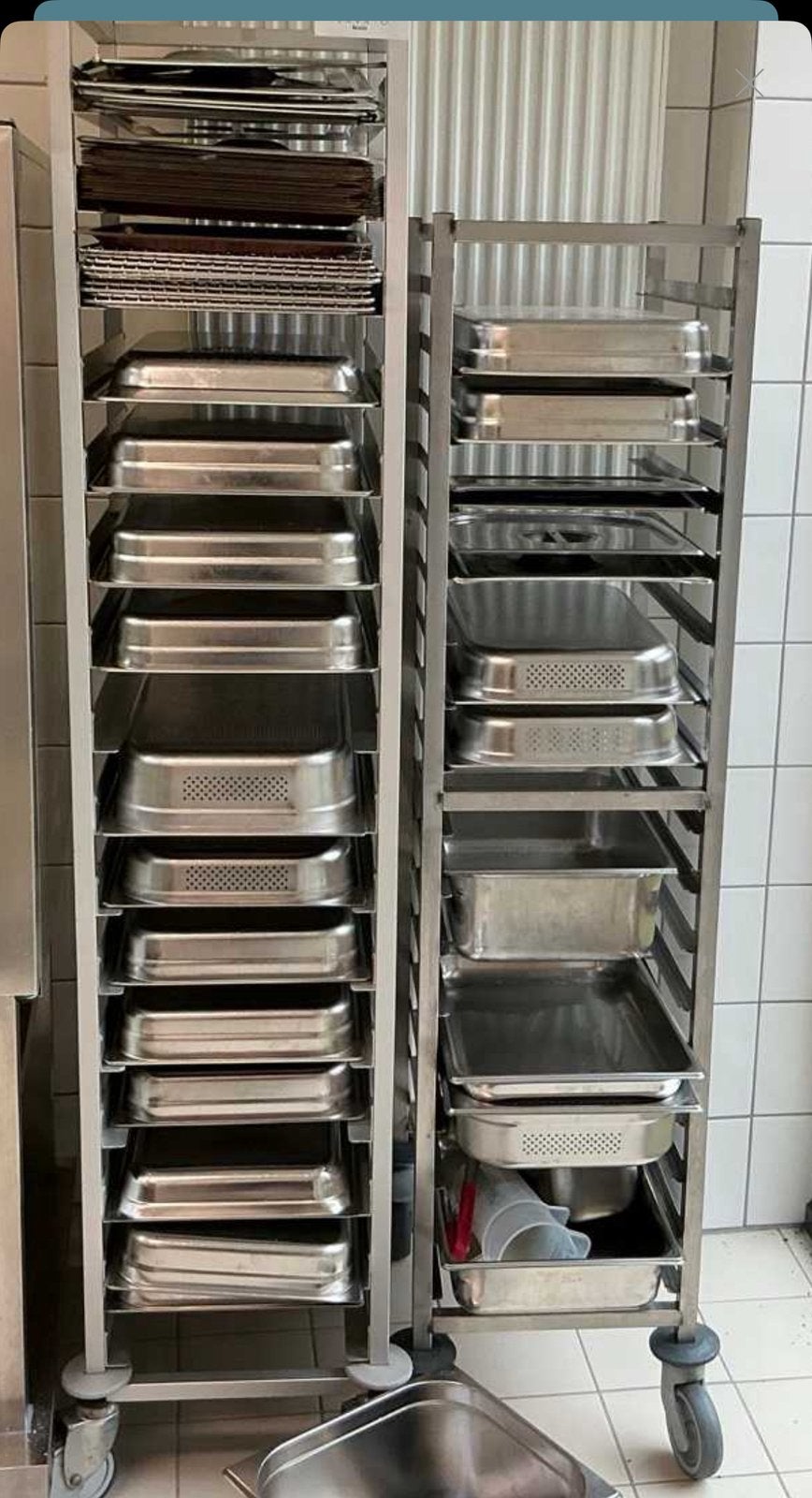 Lot de 2 échelles inox pro avec environ 30 plateaux GN