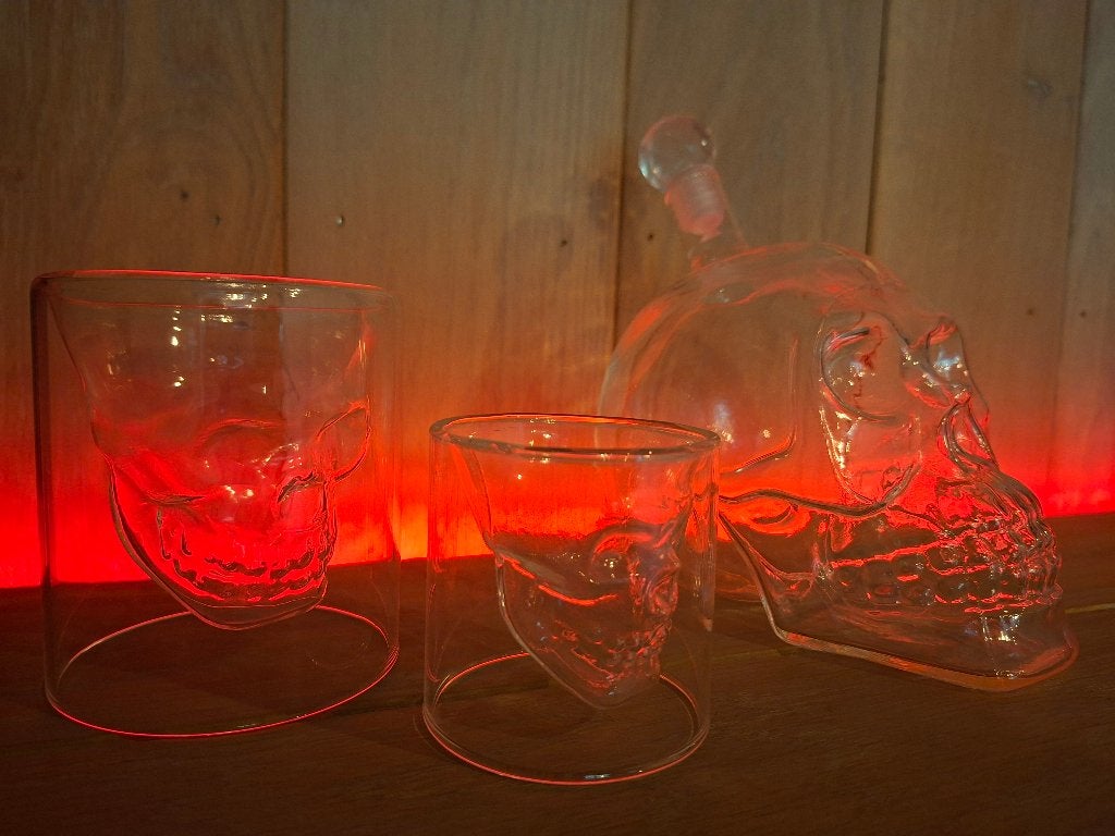 Ensemble crâne, carafe en verre, verre à liqueur + à gobelet, Enlèvement, Comme neuf, Autres types