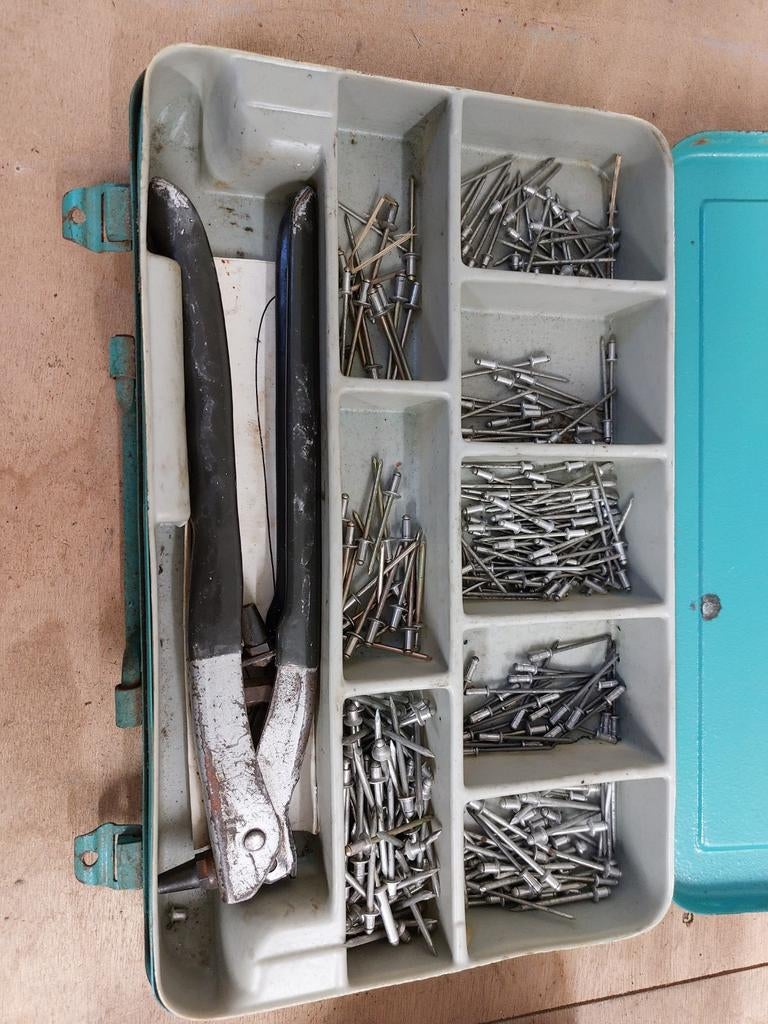 FERO blindklinknagel set met tang + metalen koffer, Hobby en Vrije tijd, Overige Hobby en Vrije tijd, Ophalen