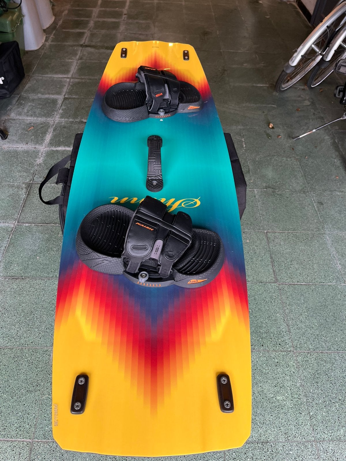 Shinn monk plus apex straps, Watersport en Boten, Kitesurfen, Twintip, Ophalen, Zo goed als nieuw, Kiteboard
