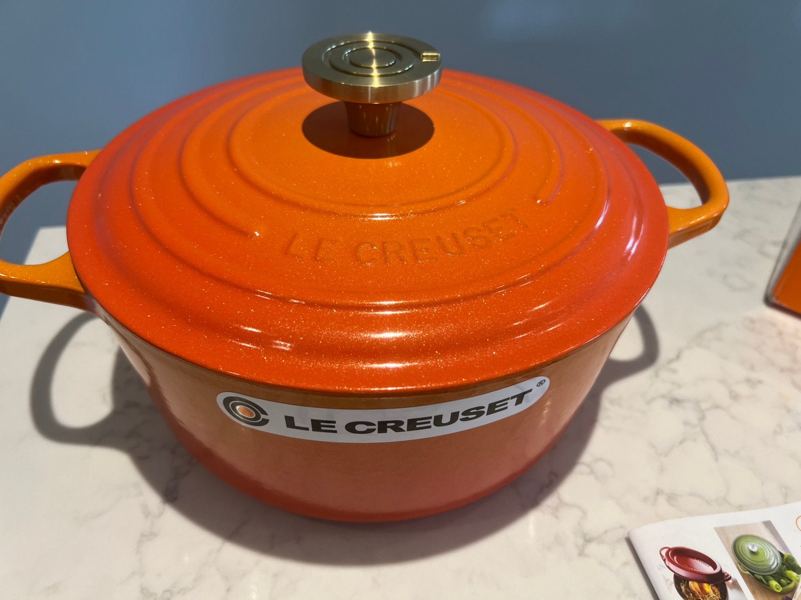 Nieuwe Le Creuset Special Edition Flamme Doree 24 cm, Huis en Inrichting, Gietijzer, Nieuw, Ophalen of Verzenden, Keramische plaat