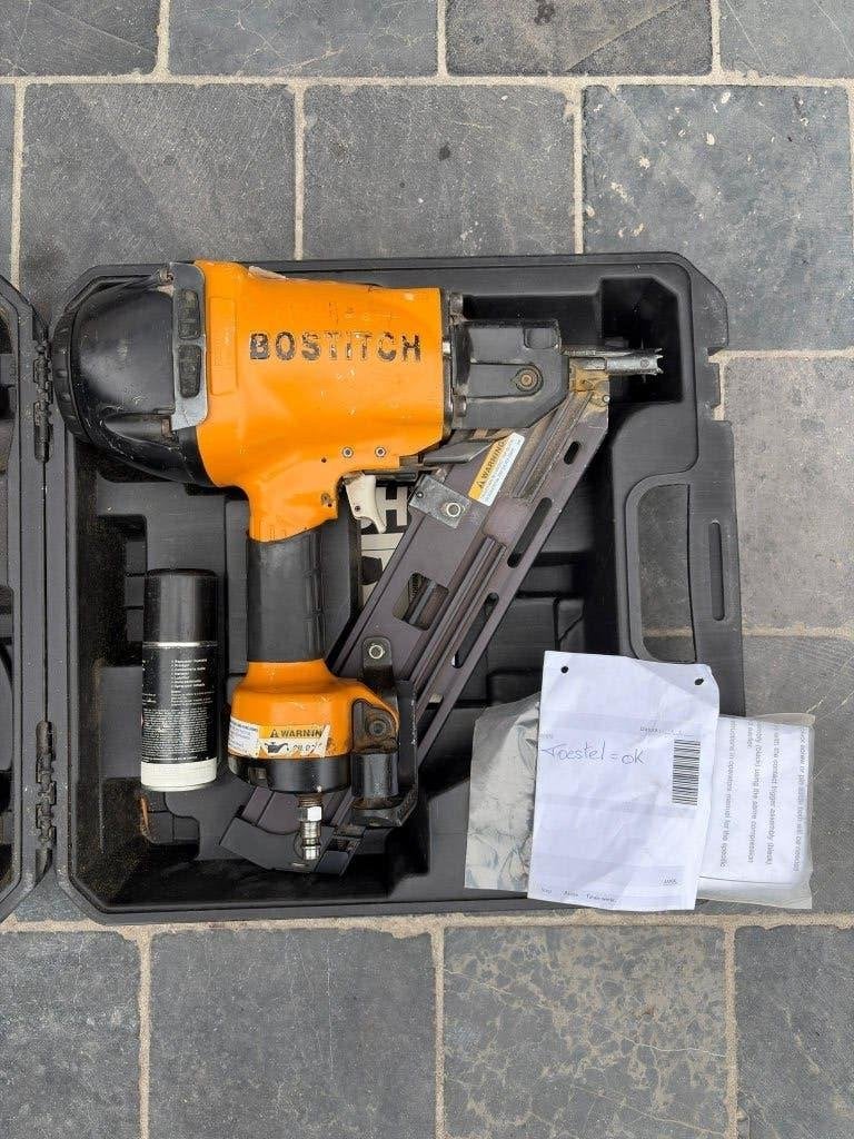 Bostitch Pneumatische spijkermachine + doos spijkers, Enlèvement, Utilisé