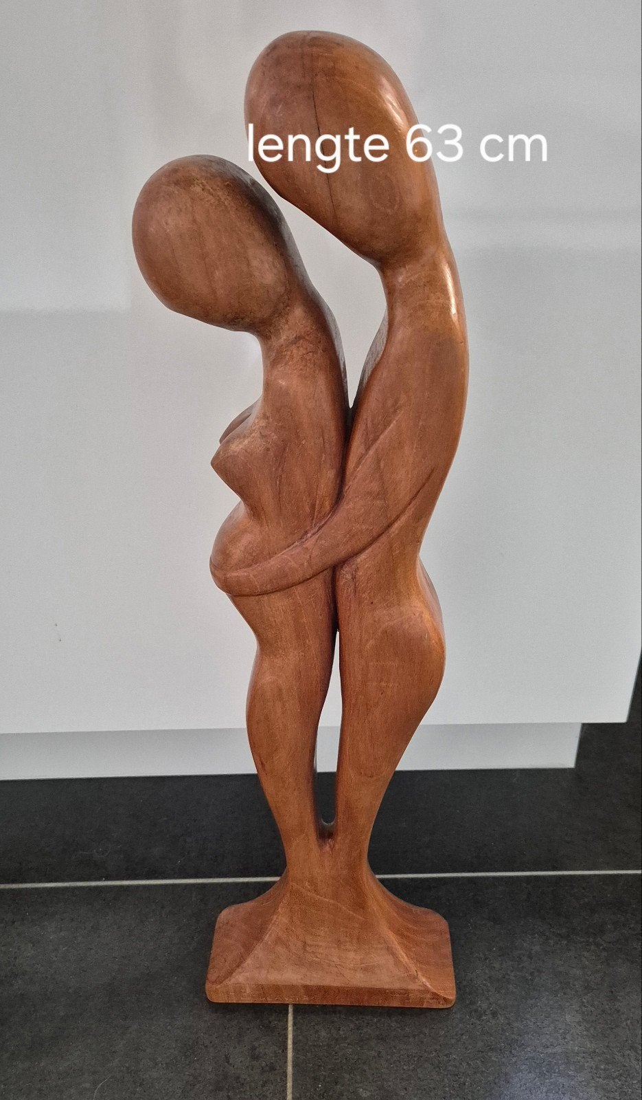 Imposant Houten Sculptuur "De Omhelzing" 63 cm - Gesigneerd, Ophalen, Brutalistisch, Beeld, Hout