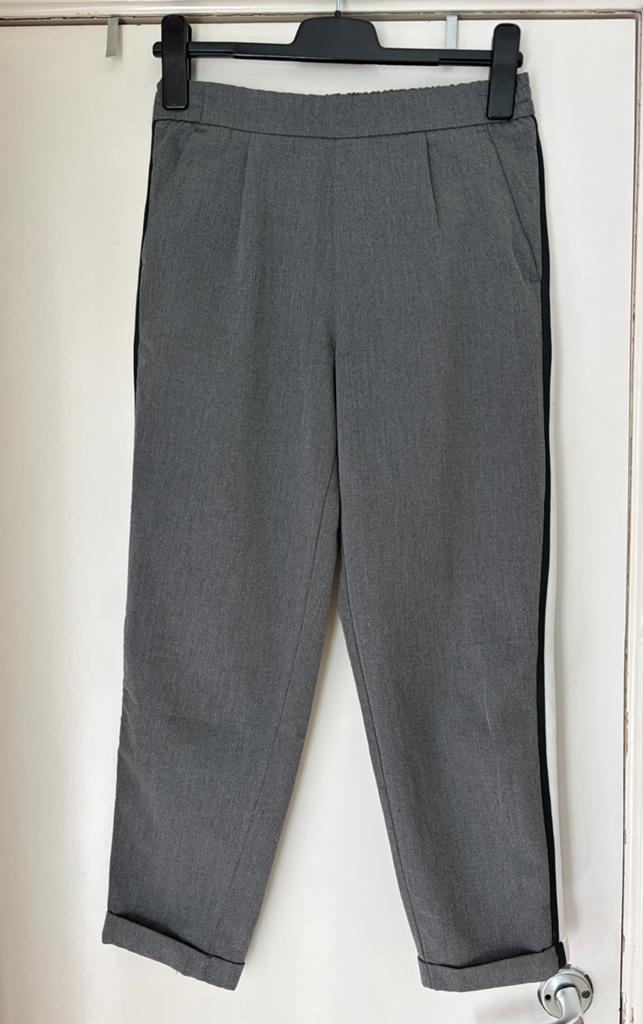 Grijze broek in chinostijl van Pull&Bear , maat s, Kleding | Dames, Broeken en Pantalons, Ophalen of Verzenden