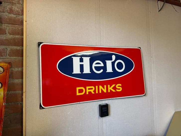 Vintage Hero Drinks Emaille Reclamebord