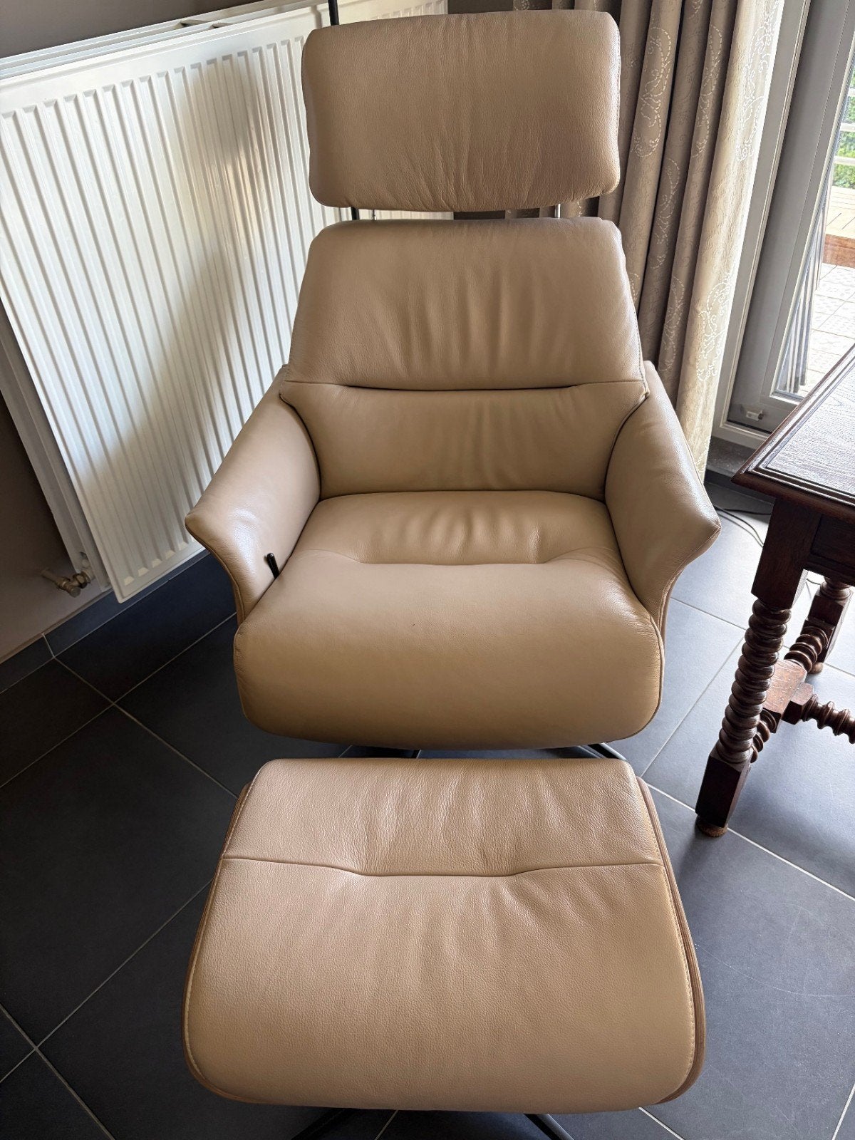 Relax fauteuil in beige semi-anilin leder met voetenbank, Huis en Inrichting, Ophalen, Past in elk interieur, Zo goed als nieuw