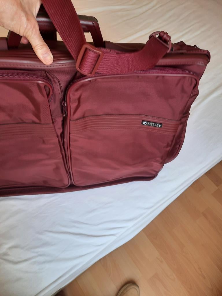 Delsey valies om kostuum kreukloos te vervoeren. Bordeaux, Handtassen en Accessoires, Koffers, Ophalen