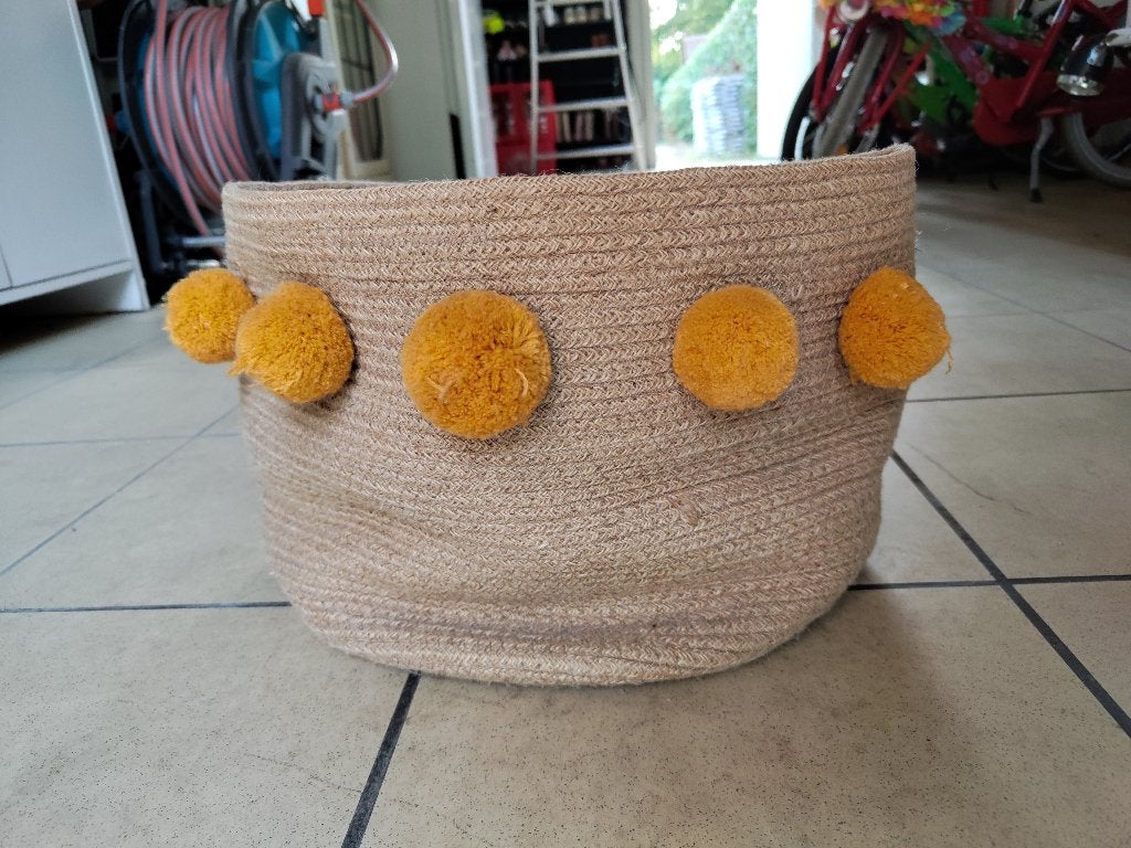 Opbergmand met pompons – H&M Home, Ophalen, Overige materialen, Gevlochten, Mand