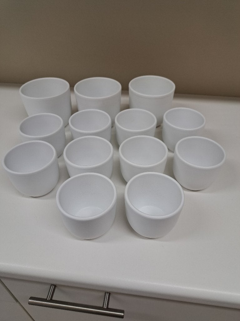 bloempotjes,mat,wit keramiek,13 stuks=20€, ook p/st te koop, Enlèvement ou Envoi, Comme neuf, Rond, Poterie