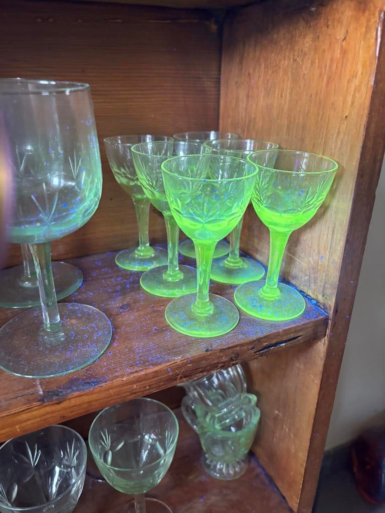 6 Vintage aperitief glaasjes in mangaanglas., Ophalen, Zo goed als nieuw, Borrel- of Shotglas