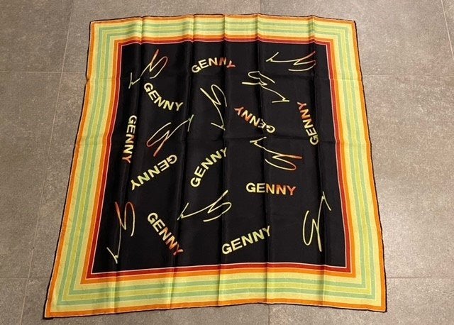 Genny zwarte foulard met logo, Genny, Enlèvement ou Envoi, Comme neuf, Écharpe