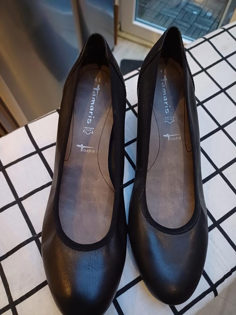 Tamaris zwarte schoen met lage sleehak Mt 43, Tamaris, Ophalen of Verzenden, Zo goed als nieuw, Instappers