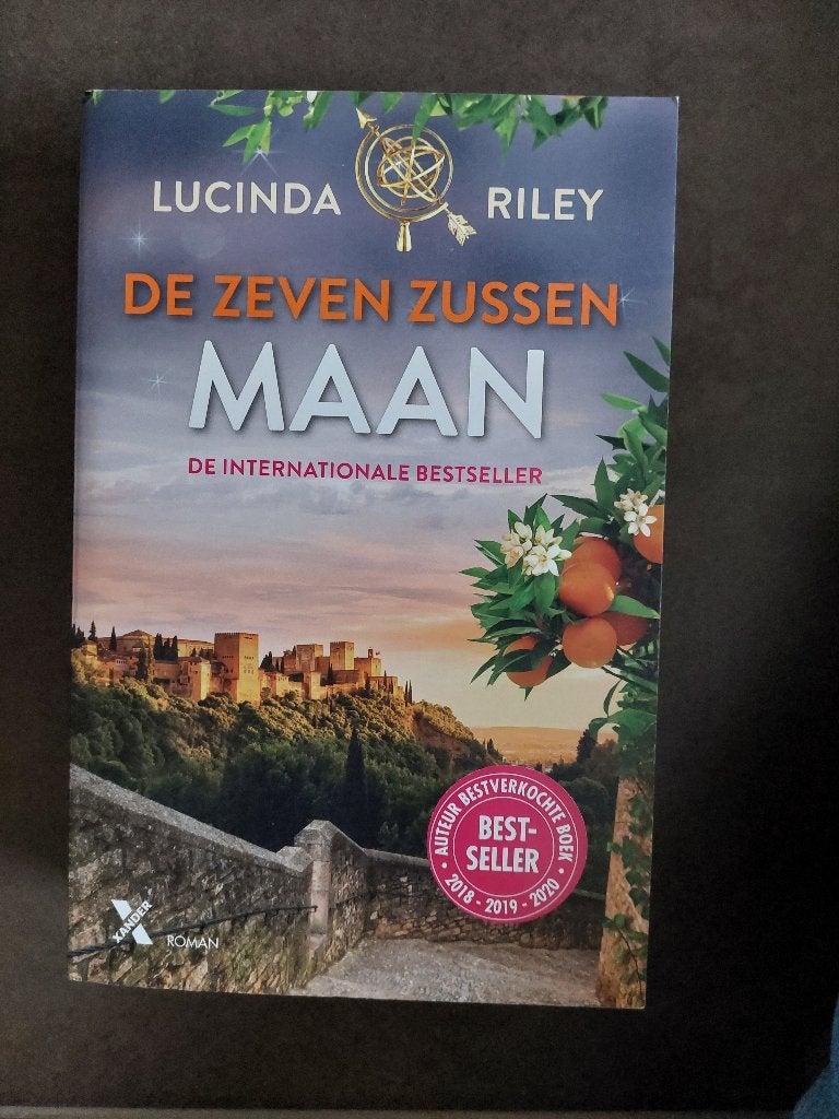 De Zeven Zussen Maan (deel 5 uit de reeks De Zeven Zussen), Ophalen of Verzenden, Zo goed als nieuw, Lucinda Riley