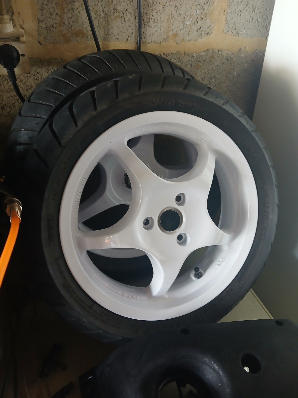 a vendre 1 paires de jantes neuves mbk nitro avec pneu neuf, Enlèvement ou Envoi