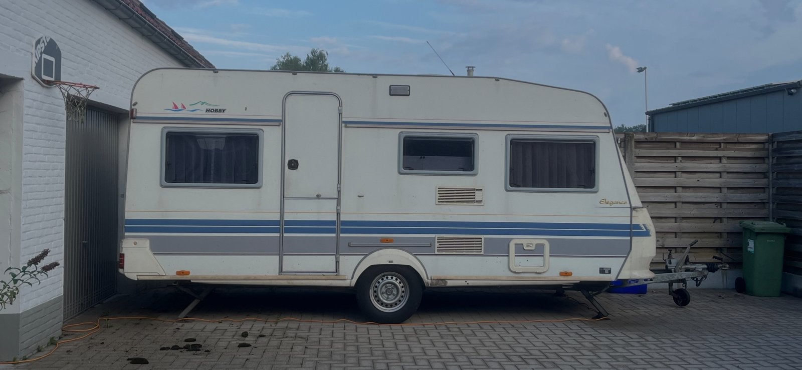 Caravan Hobby 470 UB Elegance, Caravanes & Camping, Caravanes, Particulier, jusqu'à 4, 1000 - 1250 kg, Siège de train, Hobby, Lit fixe
