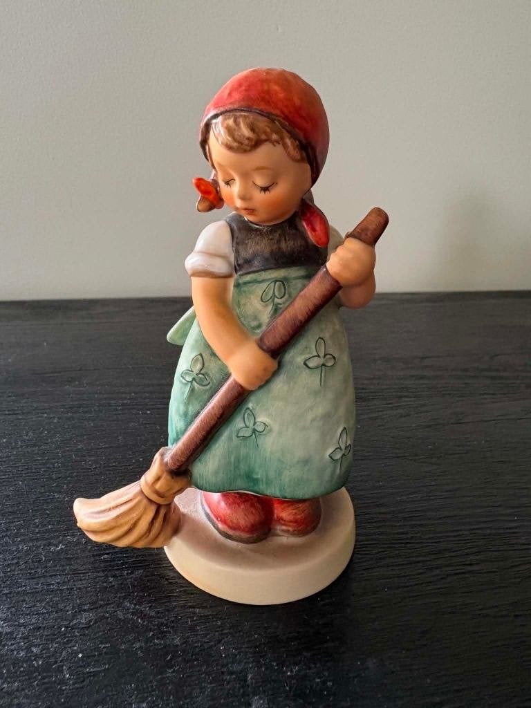 Hummel Goebel Little sweeper, Verzamelen, Ophalen of Verzenden, Zo goed als nieuw, Hummel