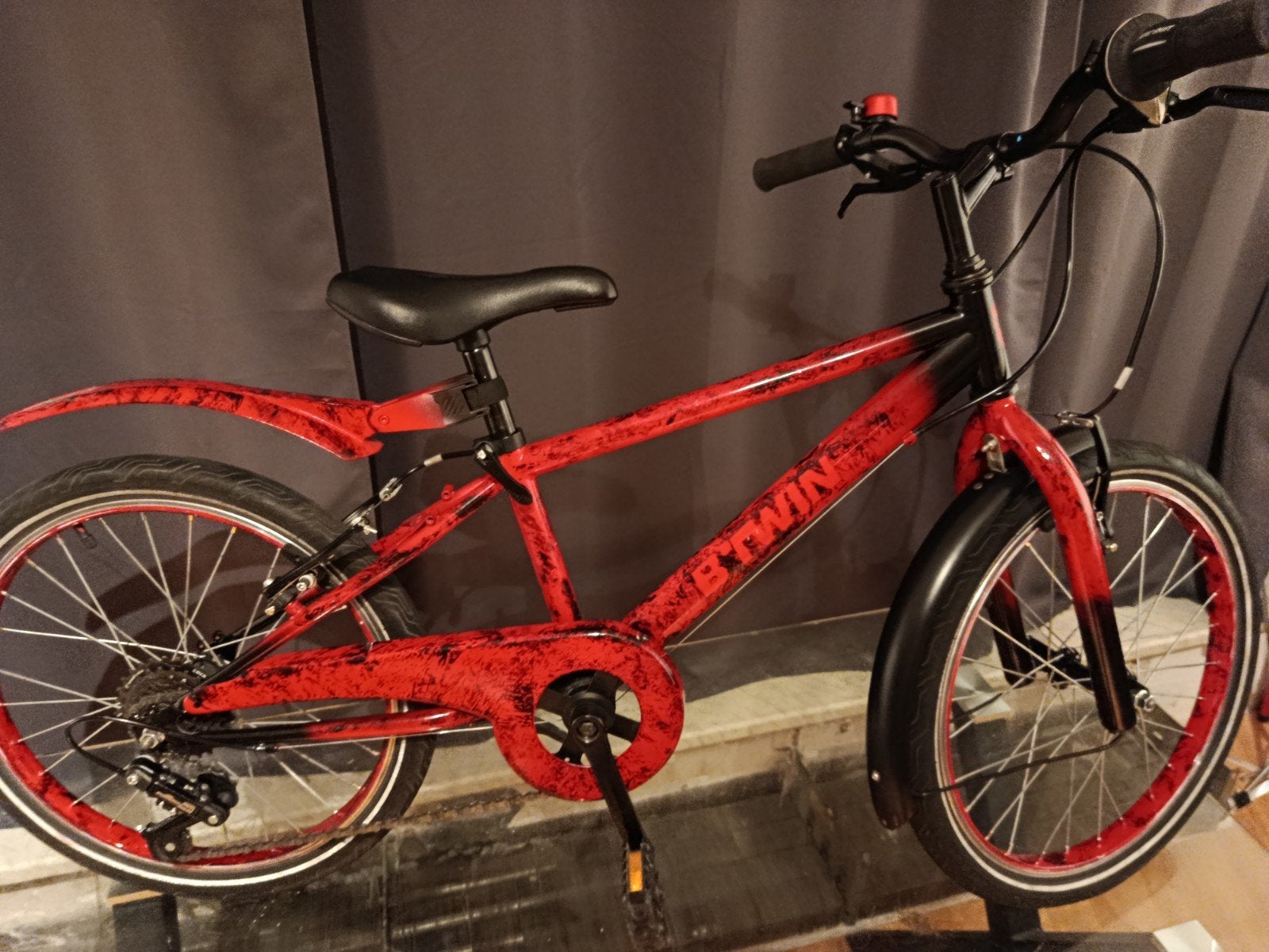 kinderfiets met uniek spuitpatroon, Fietsen en Brommers, Ophalen, 16 tot 20 inch, Velgrem, V-brakes