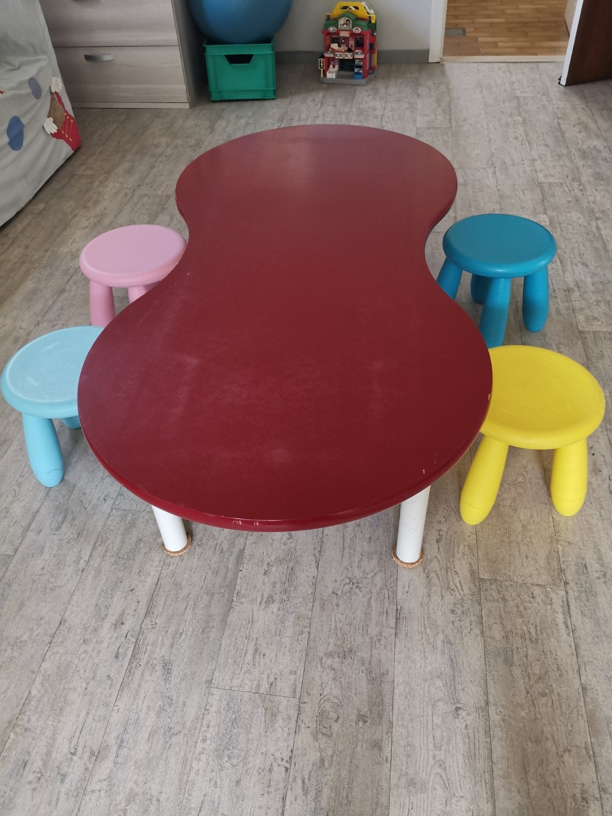 speeltafel peuter-kleuter met 4 ikea krukjes, Ophalen