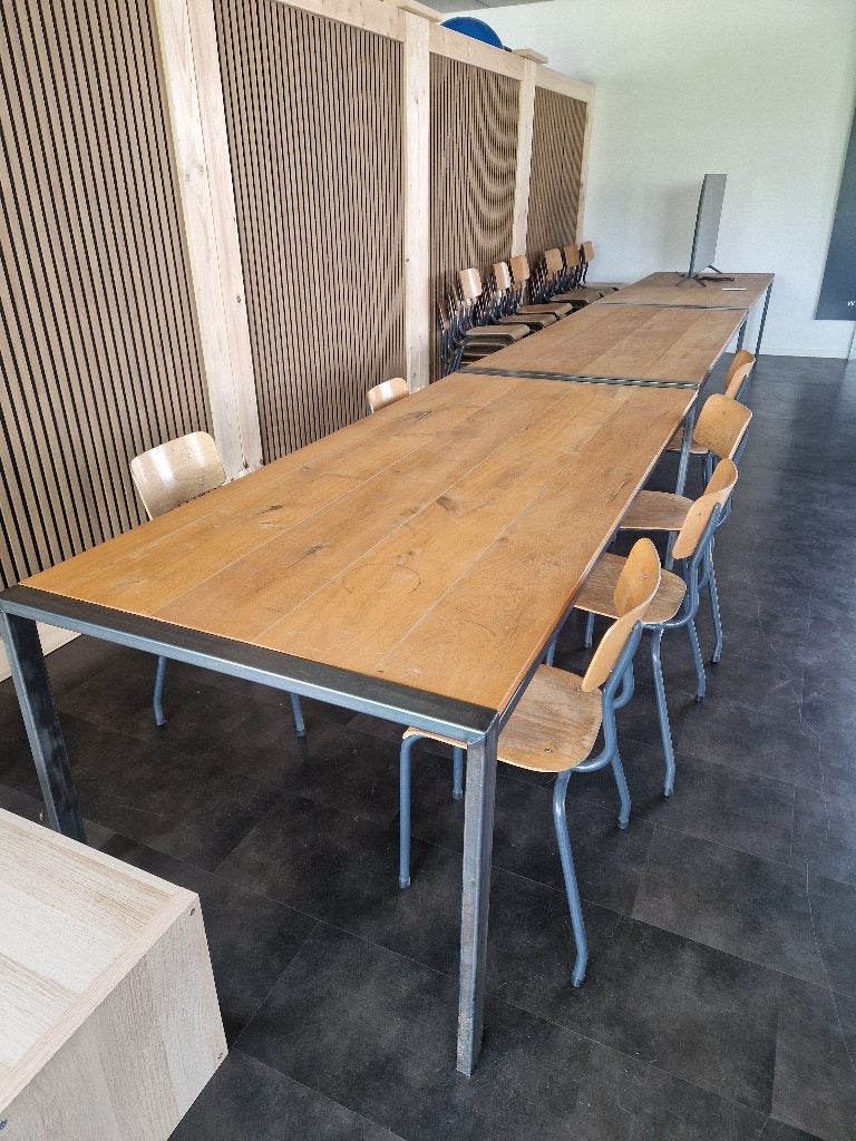 Industriële tafel met vol eiken tafelblad en stalen poten., Huis en Inrichting, Tafels | Salontafels, Ophalen, Gebruikt, 100 tot 150 cm