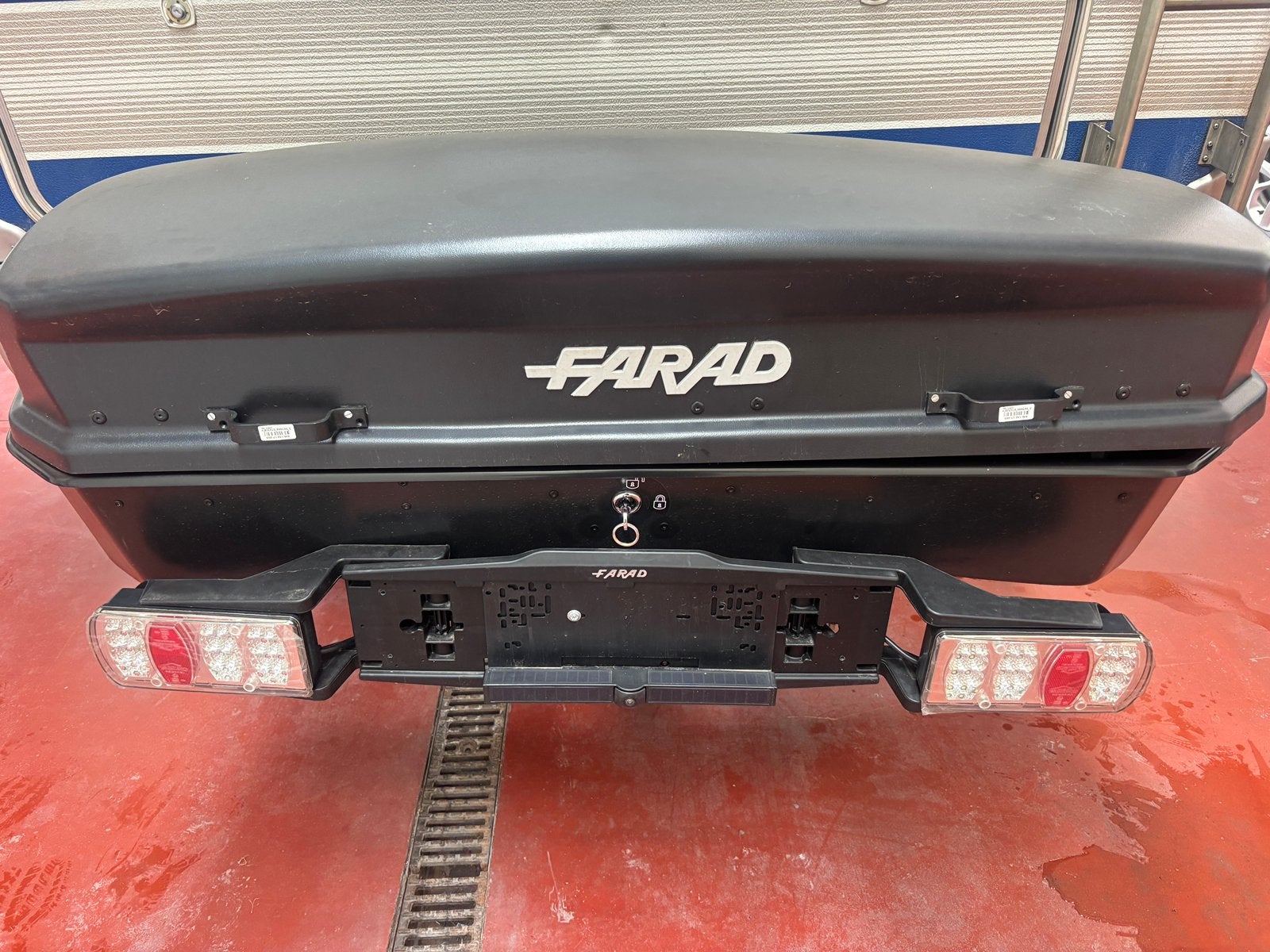 Trekhaakkoffer Farad Maki 300L 50kg nieuwe staat - koopje!!!, Ophalen, Zo goed als nieuw, Trekhaakdrager